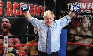 Boris Johnson con sus guantes de boxeo.