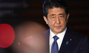 El primer ministro japonés, Shinzo Abe, habla con los periodistas antes de asistir a una reunión de la sede de medidas contra la enfermedad del coronavirus en la residencia oficial del primer ministro en Tokio, Japón, el 6 de abril de 2020 (reeditado el 8