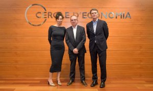 06/07/2022 - Rosa Cañadas i Jaume Guardiola [a la dreta de la imatge] amb el periodista Albert Closas, moderador del debat electoral del Cercle d'Economia.