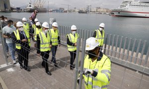 El consejero de la Presidencia, Administración Pública e Interior, Elías Bendodo (c), visita el comienzo de las obras del proyecto para megayates en el puerto de Málaga a 03 de mayo 2021.