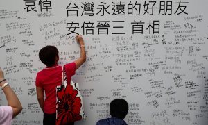 Personas escriben mensajes por el asesinato del ex primer ministro