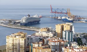 Llegada de la primera escala del buque crucero Mein Shiff 2, en el puerto de Málaga y la península desde el inicio de la pandemia de la Covid-19, imagen de dicho buque desde Monte Gibralfaro a 15 de junio del 2021 en Málaga, Andalucía, España