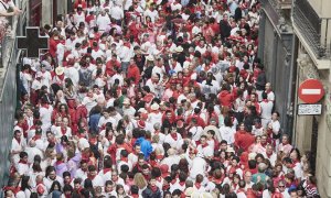 Decenas de personas en una de las calles de Pamplona, el día de la inauguración de las Fiestas de San Fermín 2022, a 6 de julio de 2022, en Pamplona, Navarra (España).
