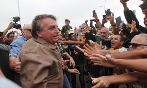 12/07/2022 - El presidente de Brasil, Jair Bolsonaro, saluda a sus partidarios durante un mitin en caravana en Salvado, estado de Bahía, Brasil, el 2 de julio de 2022.