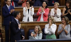 El presidente del Gobierno, Pedro Sánchez (i) es aplaudido por la bancada socialista tras su intervención en la primera jornada del debate sobre el estado de la nación este martes en el Congreso de los Diputados