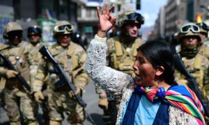 13/07/2022 - Una mujer indígena boliviana, partidaria del expresidente boliviano Evo Morales, gesticula frente a soldados durante una protesta contra el Gobierno interino en La Paz el 15 de noviembre de 2019.