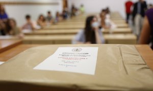 Un sobre con los exámenes de Lengua Castellana y Literatura en la realización de las pruebas de acceso a la universidad 2022, a 8 de junio de 2022, en Valladolid