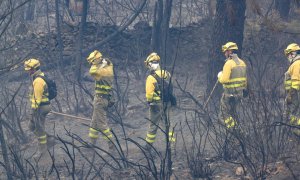 14/07/2022-Efectivos del cuerpo de bomberos trabajan en las labores de extinción del incendio declarado en el término de Monsagro, al suroeste de Salamanca, que desde la tarde del lunes ha quemado más de 1.000 hectáreas.