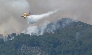 Un hidroavión anfibio contra incendios echa agua sobre la vegetación en la comarca de Las Hurdes, a 14 de julio de 2022, en Cáceres, Extremadura, (España).