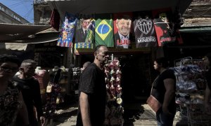 Toallas con fotografías del presidente brasileño Jair Bolsonaro (izquierda) y el expresidente brasileño Luis Inácio Lula da Silva están a la venta en una tienda del mercado callejero de Saara, en el centro de la ciudad de Río de Janeiro, Brasil, el 14 de