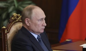 El presidente ruso, Vladimir Putin, escucha al jefe de la República Kabardino-Balkaria de Rusia durante su reunión en Moscú, Rusia, el 13 de julio de 2022.