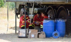 Bomberos participantes en la extinción del incendio en la comarca de Las Hurdes descansan, a 14 de julio de 2022, en Cáceres, Extremadura, (España).