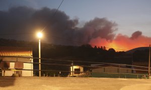 Vista de la columna de humo del incendio forestal declarado en Monsagro, tomadadesde la localidad salmantina de Serradilla del Arroyo, en la madrugada de este viernes.