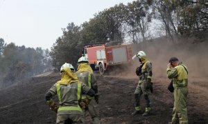 Efectivos durante las labores de extinción de un incendio, a 16 de julio de 2022, en A Pobra do Brolló, Lugo, Galicia
