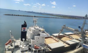 Vista de un barco de cereales durante el proceso de carga en la terminal de la operadora Comvex del puerto de Constanza en Rumanía el pasado jueves 14 de julio de 2022.