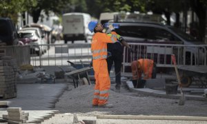 19/07/2022 Un trabajador de la construcción bebe agua para combatir el calor en una calle, a 19 de julio de 2022, en País Valencià.