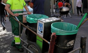 19/07/2022. Un barrendero del Ayuntamiento de Madrid, empuja su carro de la limpieza mientras trabaja en una calle del centro de la ciudad, a 8 de septiembre de 2019.
