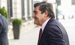 El ministro de Inclusión, Seguridad Social y Migraciones, José Luis Escrivá, a su llegada al Congreso de los Diputados.