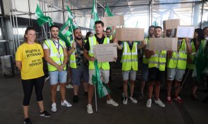 Trabajadores de las aerolíneas Ryanair y EasyJet se concentran a las puertas del aeropuerto Costa del Sol de la capital en protesta de las condiciones laborales que tienen en el inicio de la campaña de verano, a 1 de julio de 2022 en Málaga (Andalucía, Es