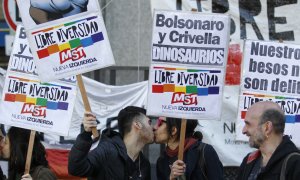 20/07/2022 - Dos jóvenes se besan durante una manifestación  frente a la embajada de Brasil en Buenos Aires, el 12 de septiembre de 2019, por la orden del alcalde y evangélico Marcelo Crivella de retirar de la venta un cómic por su "contenido sexual para