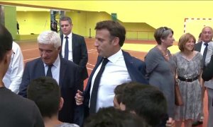 Macron encesta una canasta en su visita a un centro deportivo