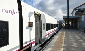 (23/6/22) El tren comercial en la Línea de Alta Velocidad de Extremadura, a 23 de junio de 2022, en Plasencia, Cáceres.