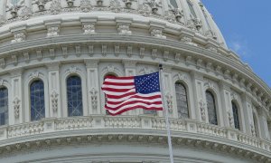Una bandera estadounidense frente al Congreso de Estados Unidos.