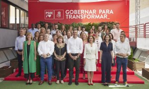 Foto de familia de los dirigentes socialistas tras el Comité Federal celebrado este sábado 23 en la sede madrileña de Ferraz