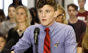 Alfonso Calderón, estudiante de la escuela secundaria Marjory Stoneman Douglas, habla en el edificio del Capitolio del Estado de Florida el 21 de febrero de 2018 en Tallahassee, Florida.
