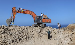 Activistas atrincherados en una de las palas de las obras del Puertito de Adeje.