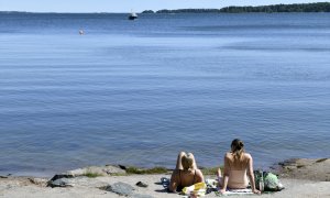 Dos mujeres en la playa finlandesa Matinkylae