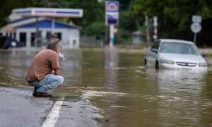 Un hombre observa los daños causados por las inundaciones en Kentucky (EEUU), a 28 de julio de 2022.