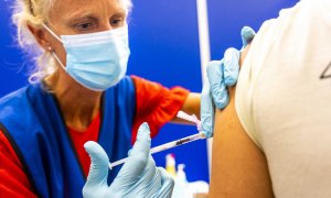 (1/8/22) Una enfermera vacuna a un paciente contra la viruela del mono, a 1 de agosto de 2022.