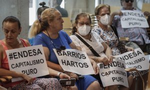 03/08/2022 Vecinos de la barriada de La Plata de Sevilla continúan este miércoles el encierro que mantienen desde hace una semana en el Centro Cívico en protesta por los cortes de luz que sufren durante todo el verano, a 3 de agosto de 2022, en Sevilla.