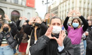 Varias mujeres participan en una manifestación contra la sumisión química el 20 de noviembre de 2021, en Madrid.