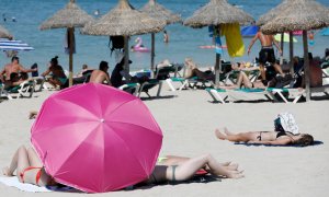 (5/8/22) Varias personas se bañan y toman el sol en una playa de Palma de Mallorca, a 5 de agosto de 2022.