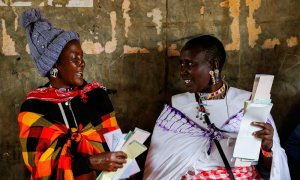 09/08/2022, Dos mujeres del pueblo massai charlan en un centro de votación de Ewaso Kedong (Kenia), a 9 de agosto de 2022.