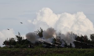 Militares taiwaneses disparan artillería en Pingtung, Taiwán, el 9 de agosto de 2022, durante sus maniobras militares para ensayar la defensa ante una invasión china.