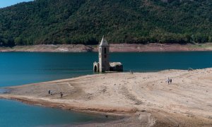 L'església del pantà de Sau, on s'hi pot arribar a peu degut al baix nivell d'aigua.