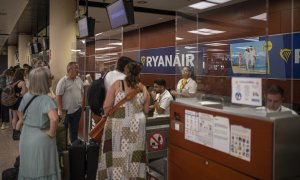 Varias personas esperan ser atentidas en una ventanilla de Ryanair en el Aeropuerto Josep Tarradellas Barcelona-El Prat, a 8 de agosto de 2022, en Barcelona, Catalunya (España).