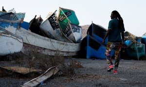 11/08/2022. Mohamed Fane frente al cementerio de barcos abandonados en las islas Canarias, a 4 de agosto de 2022.
