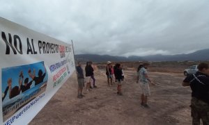 11/08/2022. La asociación 'Acampada Stop Cuna del Alma' saca un cartel en forma de protesta,  en Tenerife, a 11 de agosto de 2022.