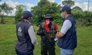 13/08/2022 Fotografía cedida hoy por la Defensoría del Pueblo de Colombia que muestra a funcionarios de la Defensoría del Pueblo mientras hablan con un integrante del Ejército de Liberación Nacional (ELN) en zona rural de Tame, Arauca (Colombia), a 12 de