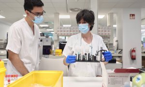 (31/05/22) Varios técnicos de laboratorio trabajan con pruebas PCR para la viruela del mono en el Hospital público Gregorio Marañón, a 31 de mayo de 2022, en Madrid.