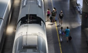 17/08/2022 Varias personas caminan por un andén en la estación de Ave Madrid - Puerta de Atocha, a 8 de agosto de 2022, en Madrid