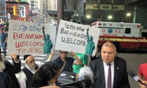 17/08/2022. El comisionado Manuel Castro recibe nuevo grupo de migrantes en estación de autobuses de Nueva York, a 17 de agosto de 2022.