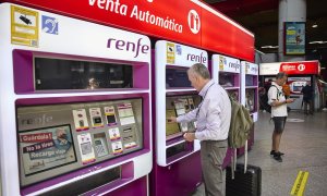 Una persona en una de las máquinas de venta de billetes en la estación Madrid-Atocha Cercanías, a 8 de agosto de 2022, en Madrid (España).