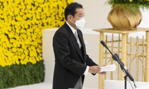 15 de agosto de 2022, Japón, Tokio: El primer Ministro de Japón, Fumio Kishida, habla durante un servicio conmemorativo que marca el 77º aniversario de la rendición de Japón en la Segunda Guerra Mundial en el salón Nippon Budokan.