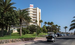 Vista del hotel Oliva Beach y la carretera que lo separa de los apartamentos en Fuerteventura (Canarias).