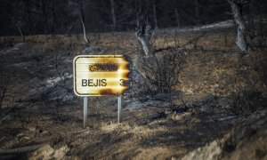 20/08/2022-Carretera que une las localidades castellonenses de El Toro y Torás, con los alrededores calcinados debido al incendio forestal que se declaró en el término municipal de Bejís